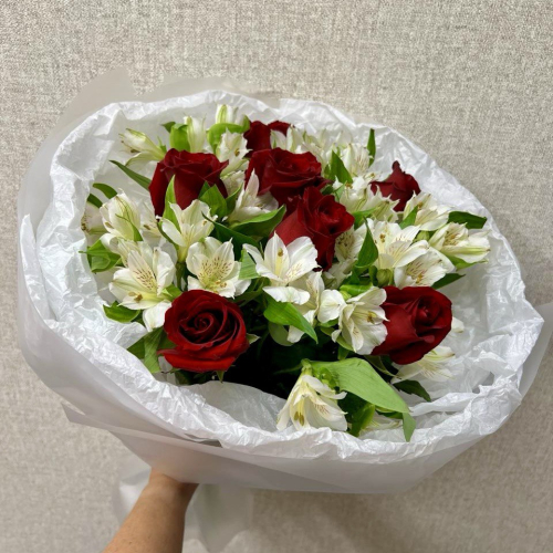 Букет «Любимой» из красных роз и белых альстромерий Заозерный Красноярский край