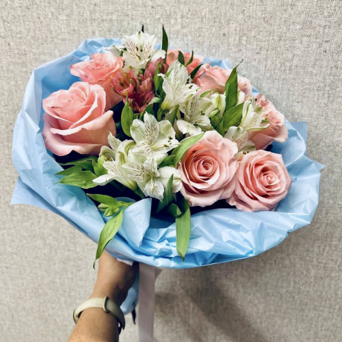 Букет «Фреш» – нежность розовых роз и белых альстромерий Заозерный Красноярский край